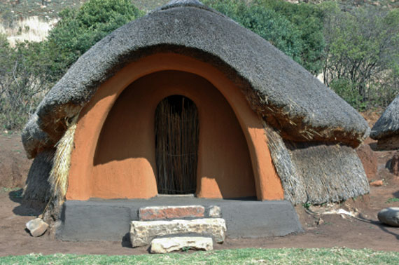 Eine primitive Hütte am Basutho TIBE von Lesotho im südlichen Afrika ( Südafrika, Urlaub, Reisen, Lastminute-Reisen, Pauschalreisen )