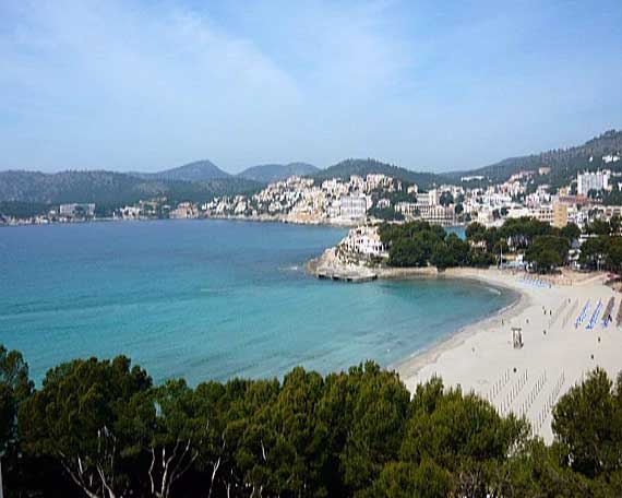 Sandstrand in Paguera (Peguera), Mallorca, Spanien ( Urlaub, Reisen, Lastminute-Reisen, Pauschalreisen )