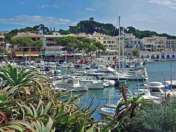 Hafen von Cala Ratjada, Mallorca, Spanien ( Urlaub, Reisen, Lastminute-Reisen, Pauschalreisen )